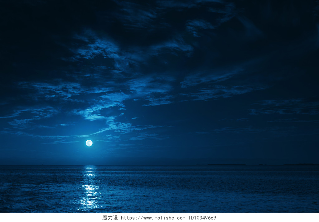 深蓝色的月光下海面美丽景色美丽午夜海景与月亮和平静的波浪